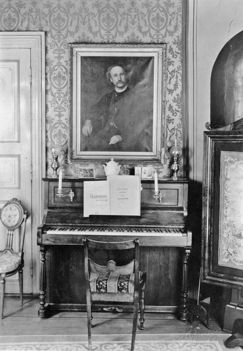 Bilde av Chopinrommet i hovedbygningen. Bildet viser et piano og et maleri av Thomas Tellefsen.