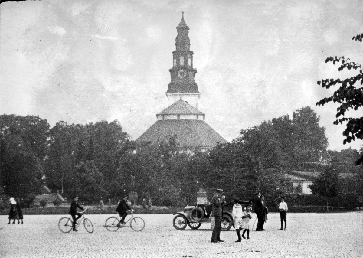 Stora Torget med kyrkan.Bil och flanörer. 1910-20.
