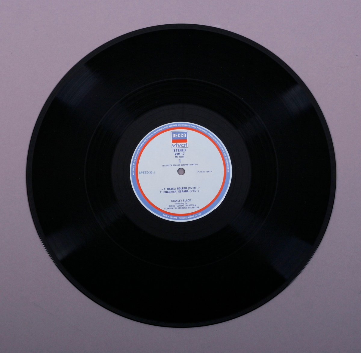 Grammofonplate i svart vinyl og plateomslag i papp. Plata ligger i en plast- og papirlomme.
