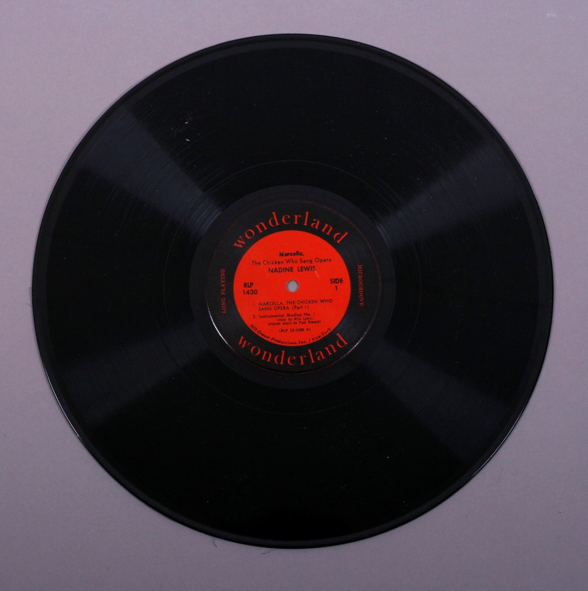 Grammofonplate i svart vinyl og plateomslag i papp