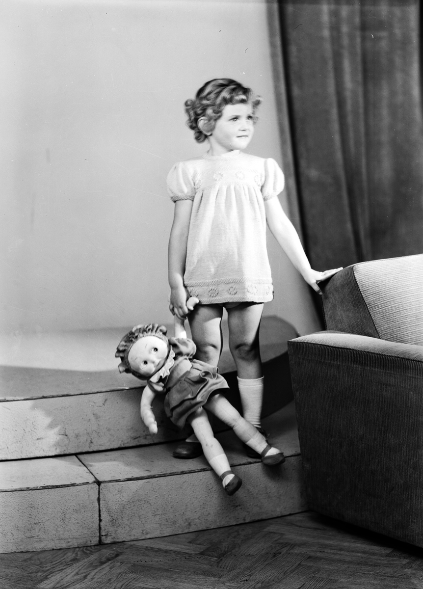 Ferdinand Sjöbergs garn. Barnmodell visar en stickad klänning av garn från Sjöbergs