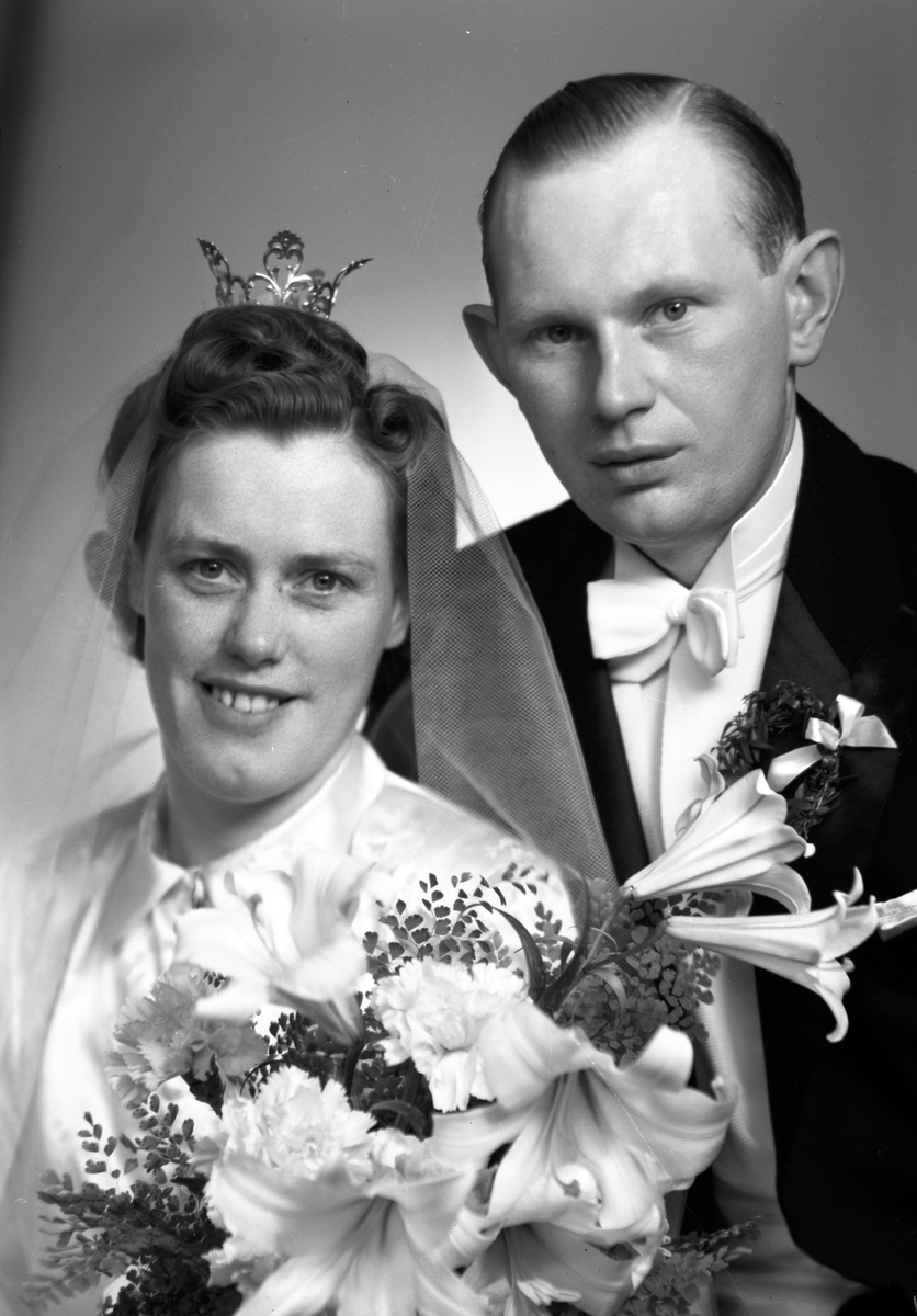 Brudparet Carl-Gustav Wendin, Femte Tvärgatan 40, Gävle. 19 maj 1945.