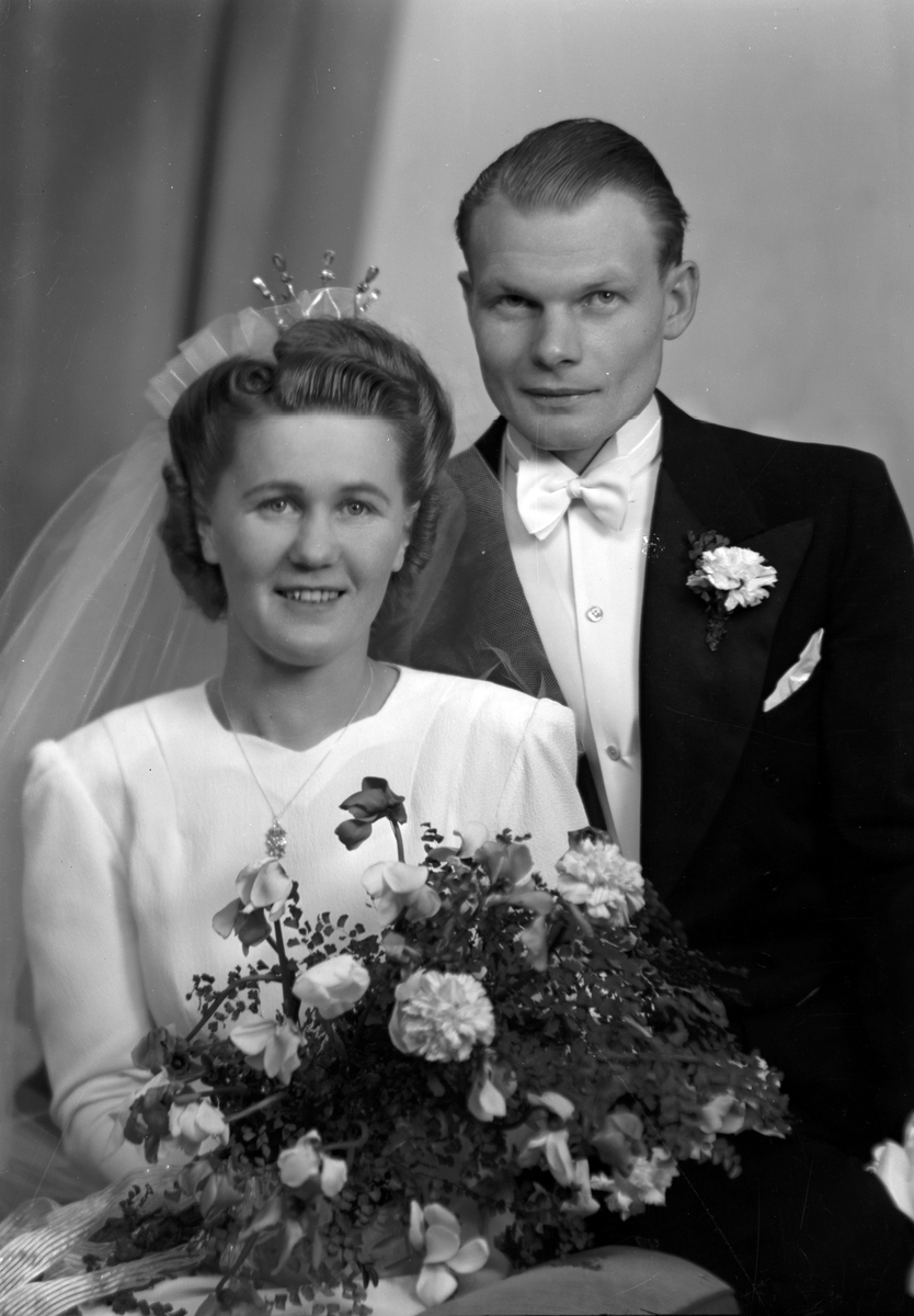 Brudpar Fritz Holmström, Gåsholma, Axmarby. 31 december 1945.