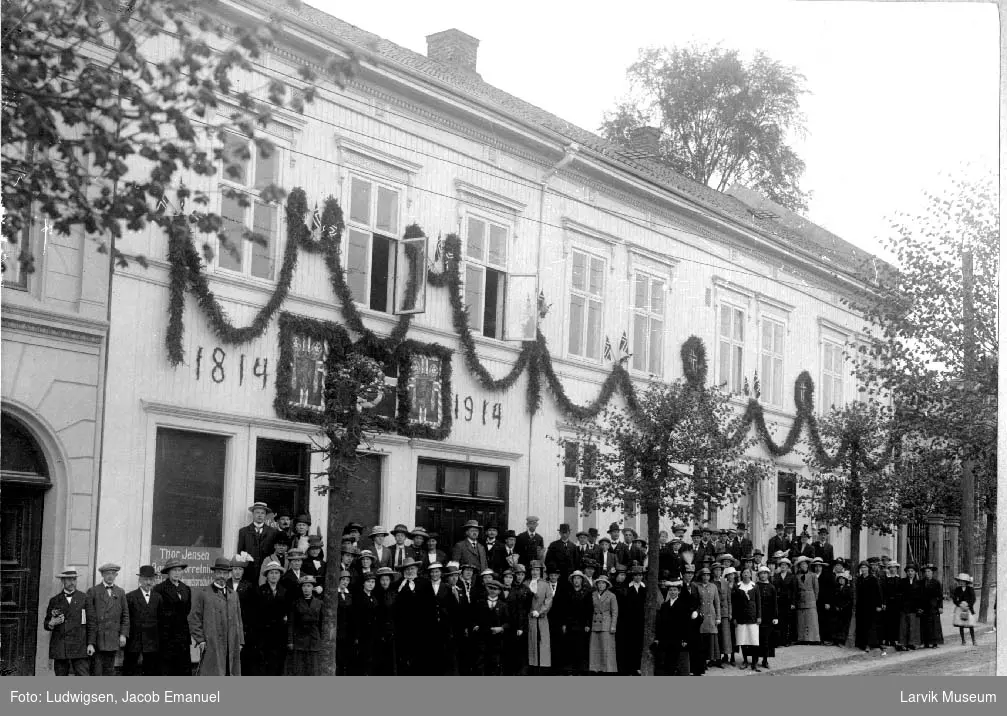 Menneskemengde, pyntet bygård, 100 årsjubileum, selvstendighetsjubileet 1914, Nansetgata i Larvik.