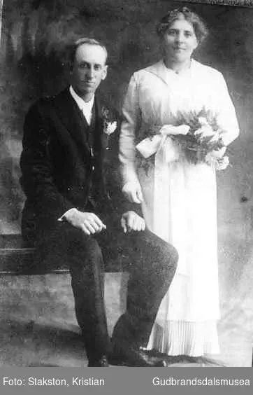 Brudeparet Lars Rudsar (f. Brandsarbakken 1886) og Torø Rudsar (f. Maurstad 1883)
