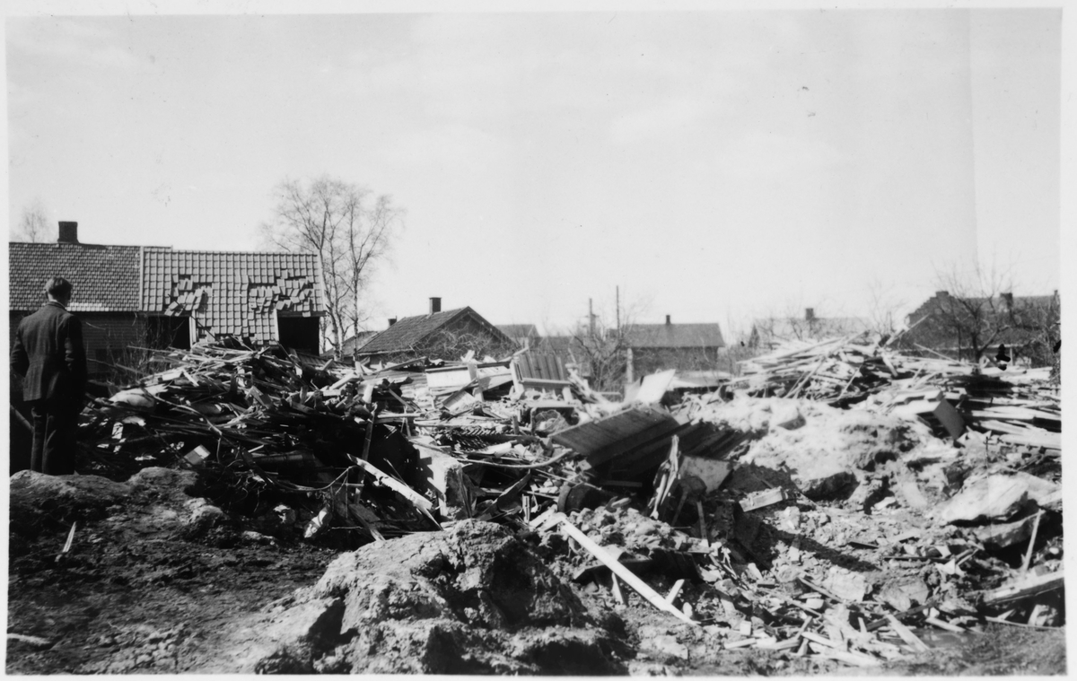 Fra Lillestrøm etter at de allierte hadde bombet Kjeller flyplass natten 28.-29. april 1944.