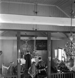 Kautokeino kirke. Dobbeltbryllup. To brudepar kneler ved alt