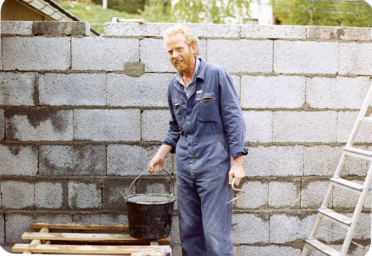 Trond Bråten under byggingen av resepsjonen på Bagn Bygdesamling i 1989.