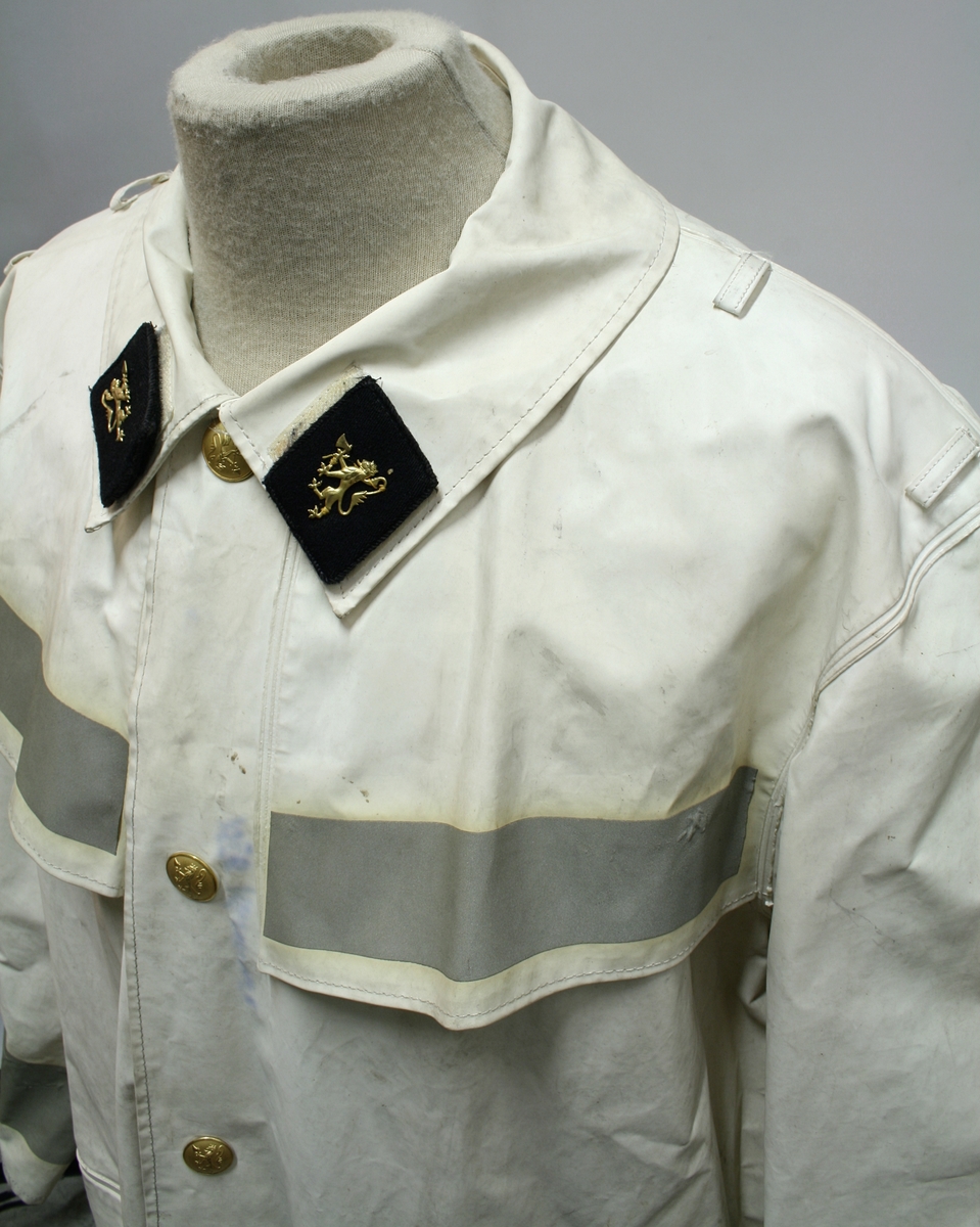 Enkeltkneppet frakk med refleksstriper, kragespeil og hekter med skulderklaffer.