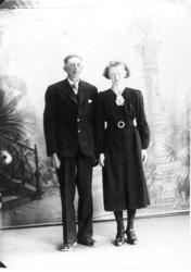 Brudeparet Jon Haugen (f. 1916) og Tora Mathilde Haugen (f. 