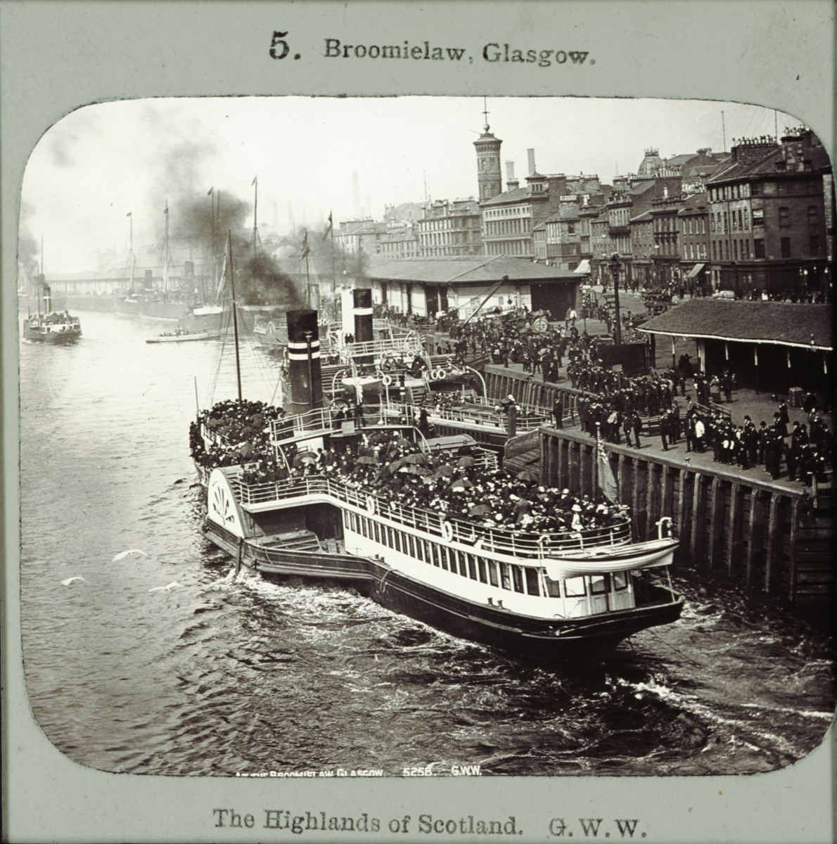 Titeln "Broomielaw, Glasgow". Fotografiet föreställer en hjulångare som proppfylld med passagerare lägger ut från kajen.
Ur serien, "The Highlands of Scotland".