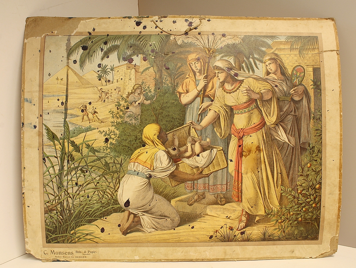 Rektangulær plakat. Moses blir funnet i kurven som spedbarn. Fire andre mennesker i forgrunnen. Åtte mennesker i bakgrunnen. En del blekkflekker.