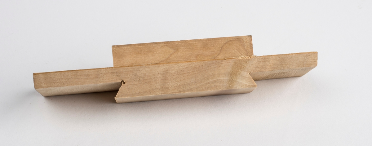 Pose med trestykker av ulik lengde og form funnet sammen med
de øvrige redskapene brukt til trearbeid.