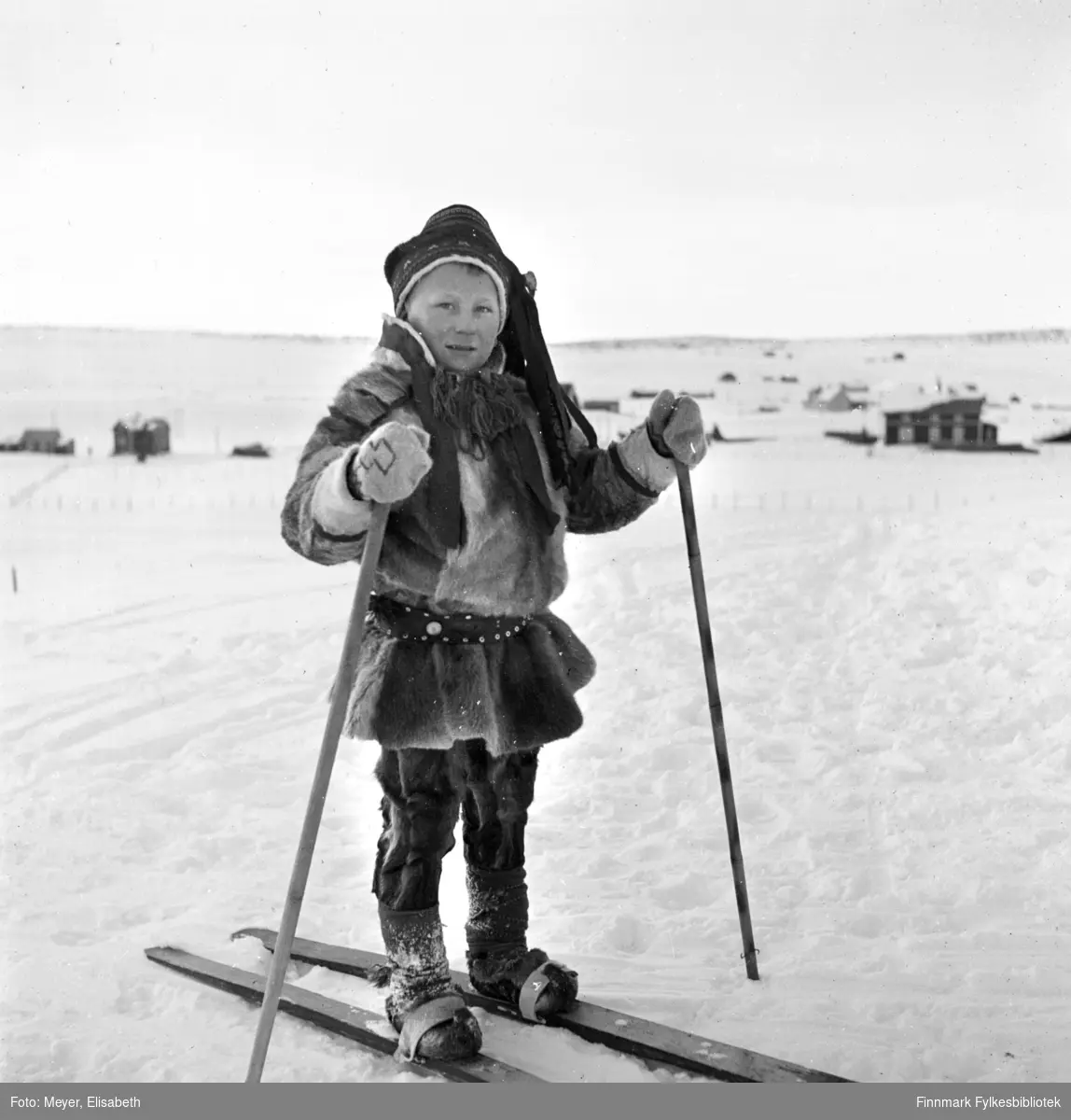 Nils Mathis Mathisen Hætta på ski, Karasjok ved påsketider 1940.