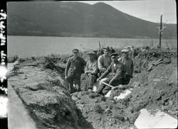 Eit arbeidslag på Finsandbanen. Sperillen i bakgrunnen.