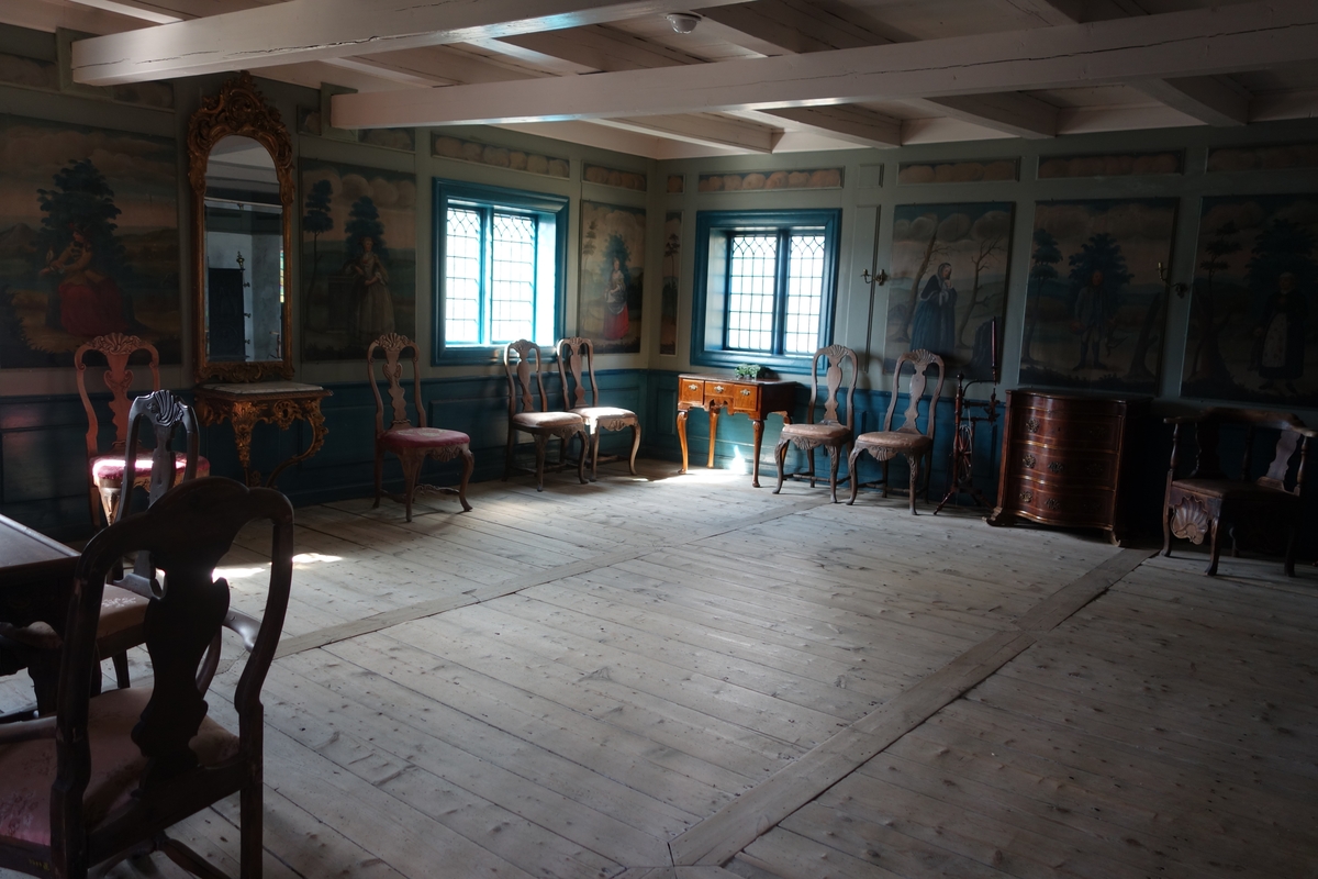 Laftet bygning i to etasjer. Svalgang i begge etasjer på inngangssiden, inntrukket svalgang på nordøstre fasade, der svalgangen ender i en utstikkende "hemmelighet", en utedo. Lukket svalgang i første etasje, delvis åpen svalgang i andre etasje. I svalgangen trapp til andre etasje. Fra svalgangen i første etasje dør inn til stua. Fra stua er det dør inn til et lite kjøkken i nordre hjørne og et kammers i østre hjørne.Stua har malte paneler med bilder med allegoriske motiver, som framstiller sanser og årstider, malt etter trykte forlegg. Disse er malt av Peder Ådnes, og kommer opprinnelig fra Bjellum i Jevnaker. I kammerset er det satt opp to paneler som er framstillinger av gardstunet på Bjellum.