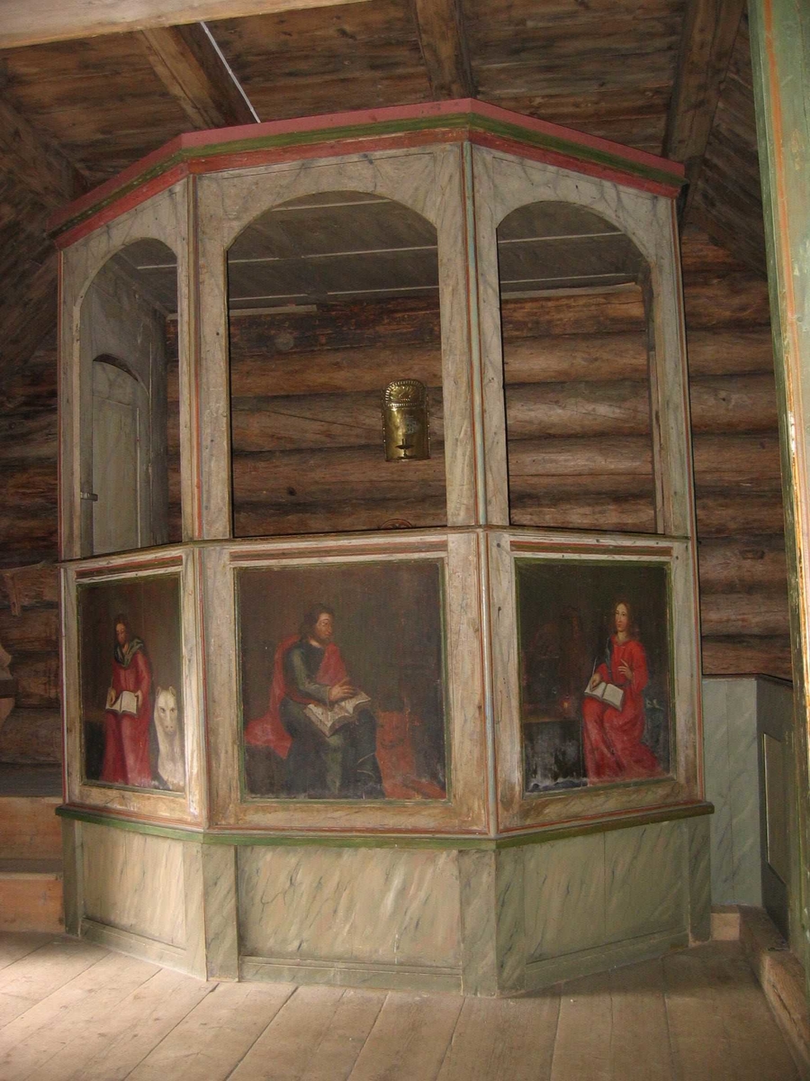 Laftet bygning i en etasje, tilbygget et tårn i hjørnet og sammenbygget med H 14, Isumstua. Kapellet har to rom, der det østre rommet har malt akantusdekor på vegger og i tak. Åpent inn til skipet, der gulvet ligger lavere enn i koret. I skipet er det kirkebenk langs nordveggen og et stort pulpitur mot vest. Klokketårnet har inngang fra mellombygget mellom kapellet og stua, og er formet som en klokkestøpul, med støpulen i Vågå som forbilde. Tekket med takspon. Ved gjenreisningen sagede spon, senere kløyvde spon.