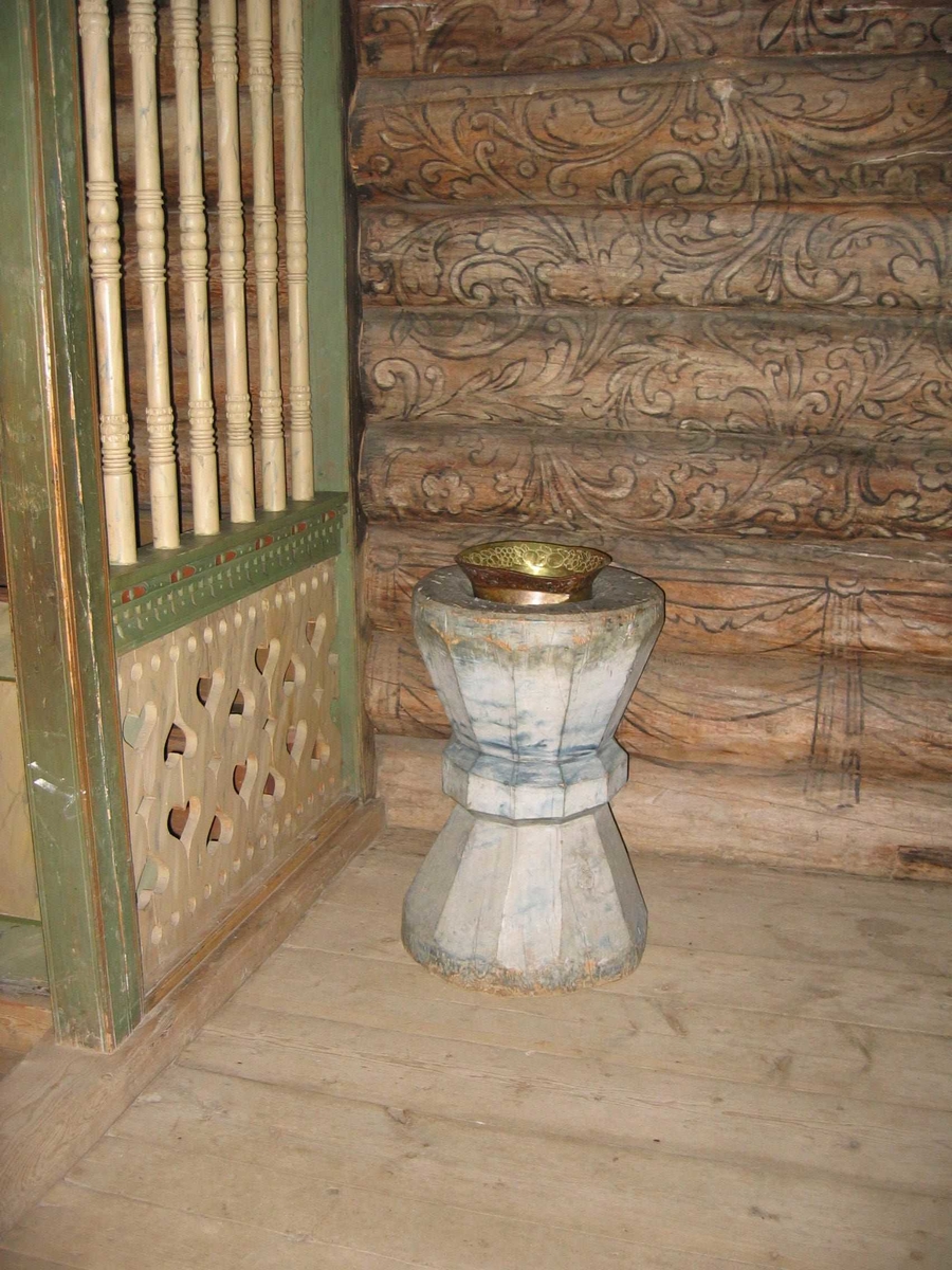 Laftet bygning i en etasje, tilbygget et tårn i hjørnet og sammenbygget med H 14, Isumstua. Kapellet har to rom, der det østre rommet har malt akantusdekor på vegger og i tak. Åpent inn til skipet, der gulvet ligger lavere enn i koret. I skipet er det kirkebenk langs nordveggen og et stort pulpitur mot vest. Klokketårnet har inngang fra mellombygget mellom kapellet og stua, og er formet som en klokkestøpul, med støpulen i Vågå som forbilde. Tekket med takspon. Ved gjenreisningen sagede spon, senere kløyvde spon.