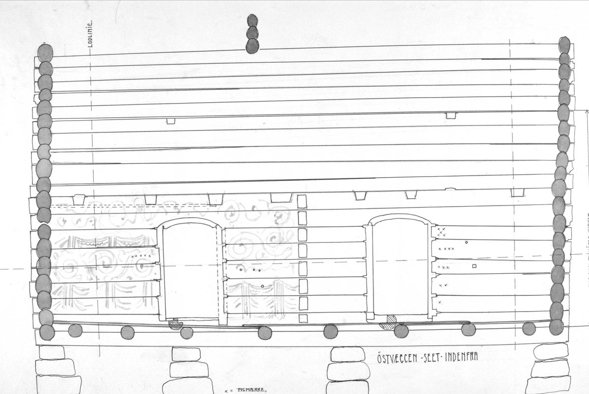 Laftet bygning i en etasje, tilbygget et tårn i hjørnet og sammenbygget med H 14, Isumstua. Kapellet har to rom, der det østre rommet har malt akantusdekor på vegger og i tak. Åpent inn til skipet, der gulvet ligger lavere enn i koret. I skipet er det kirkebenk langs nordveggen og et stort pulpitur mot vest. Klokketårnet har inngang fra mellombygget mellom kapellet og stua, og er formet som en klokkestøpul, med støpulen i Vågå som forbilde. Tekket med takspon. Ved gjenreisningen sagede spon, senere kløyvde spon.