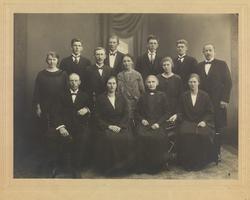 Gruppebilde 13 personer. Agnete Kjærstad (f. Løvstad), og 10