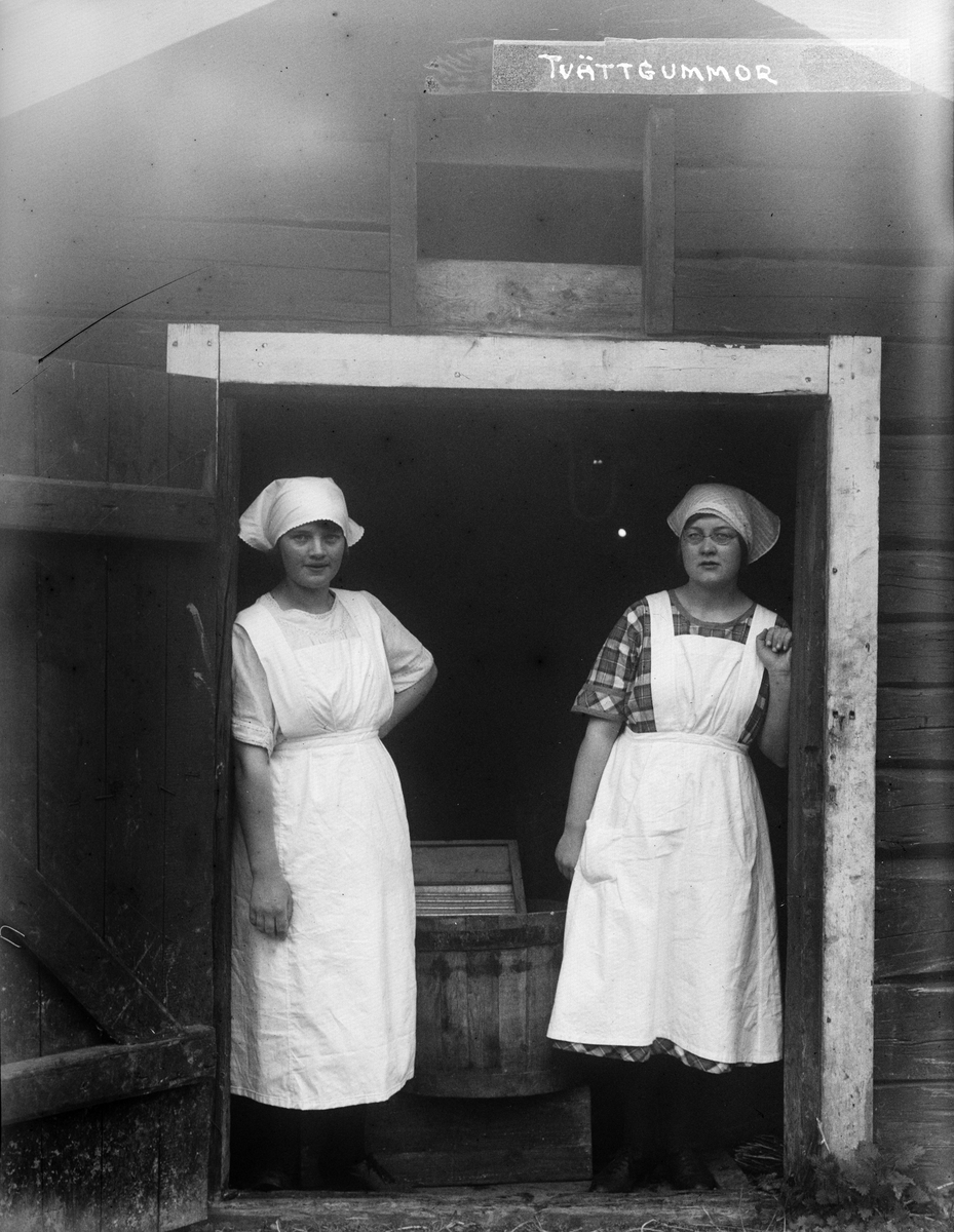 Edit Johansson och Maja Johanson på skolkökskurs, Billerstena, Altuna socken, Uppland 1923