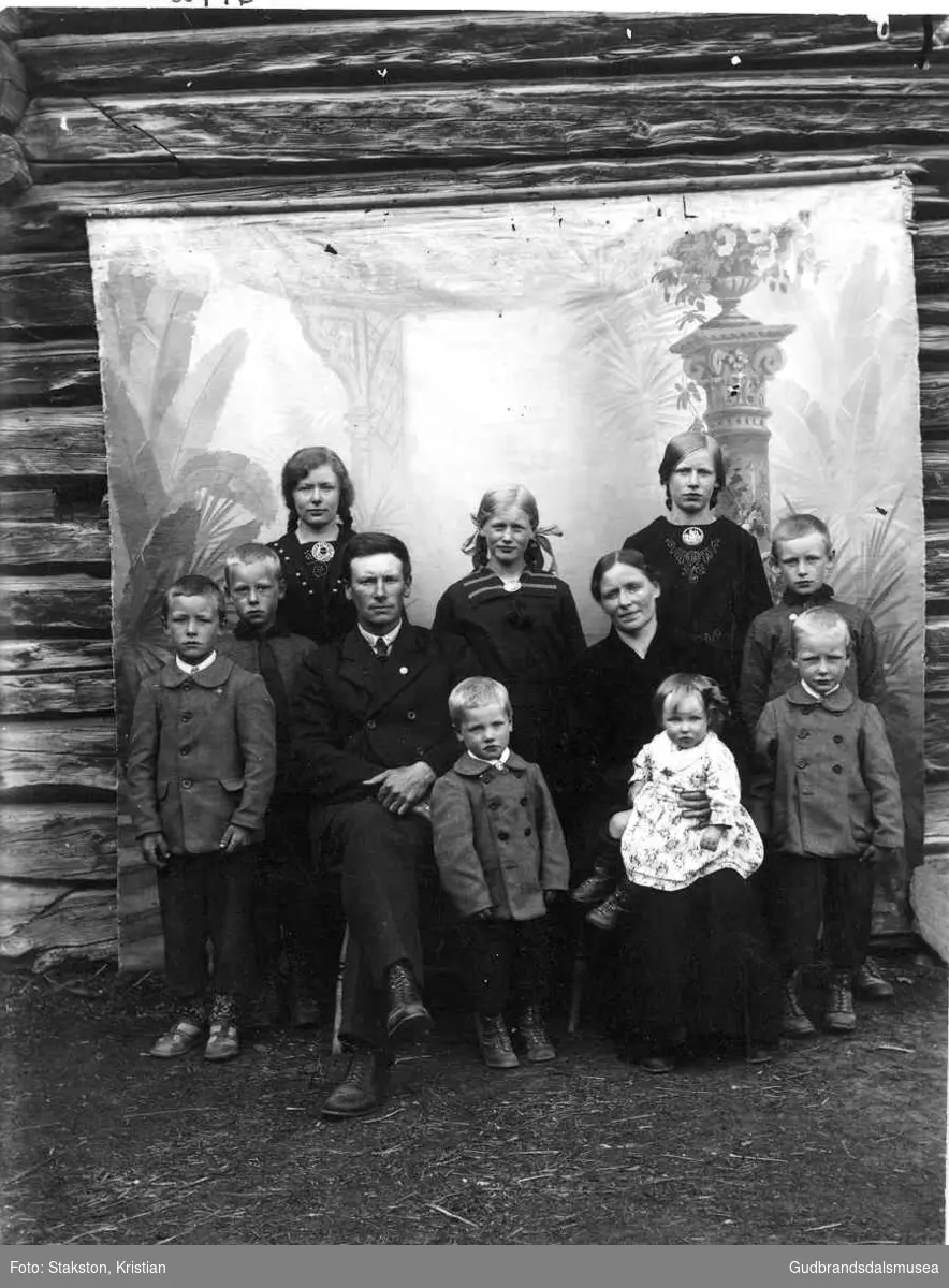 Gudbrand Skjåk (f. 1889) og kone Oline Skjåk (f. Flåten 1888) og dei 9 eldste borna