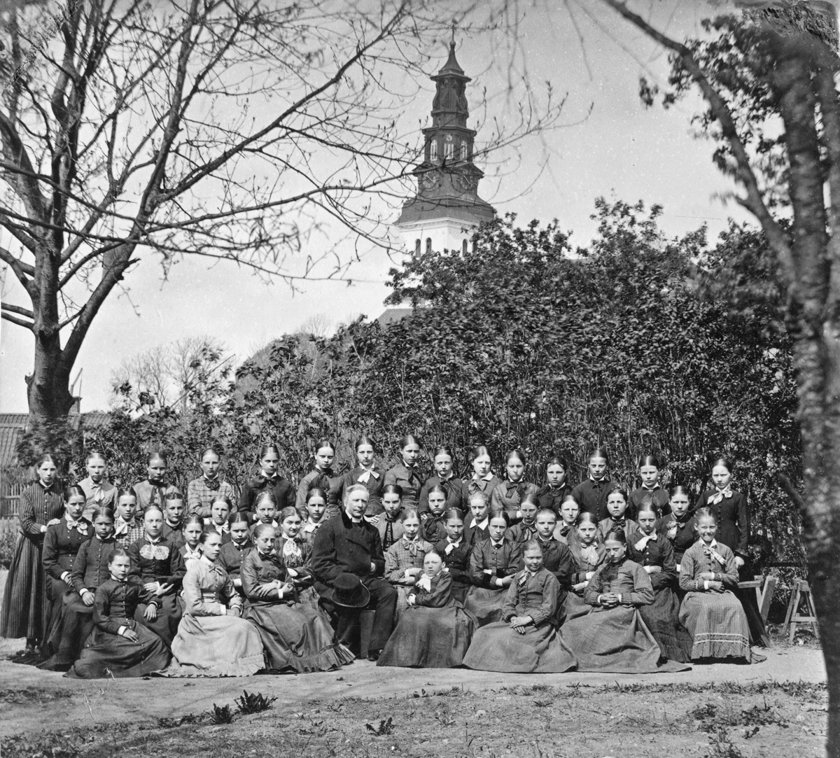 Konfirmander (flickor) 1879 med prästen Arhusiander. Se bild 2 för namnförteckning.