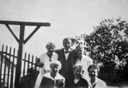 "Frk. Bader med sin familie haven i Kragerø." Fra et fotoalb