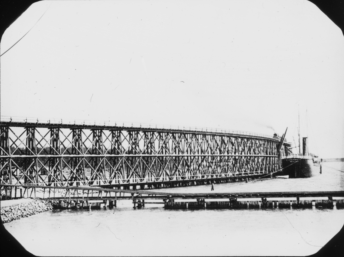 Fotografi rörande torvberedning. Järnvägsbro.