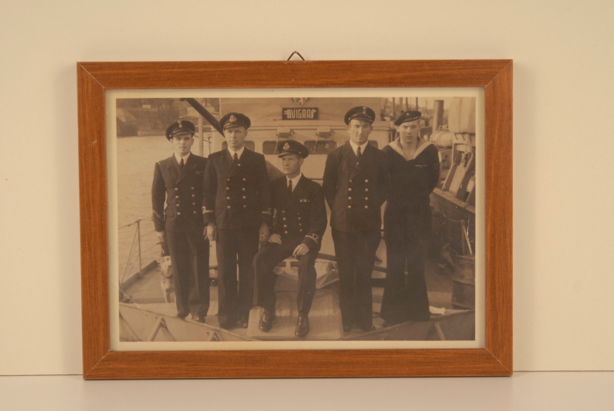 Fem menn i marineuniform ombord på ubåtjagaren Vigra