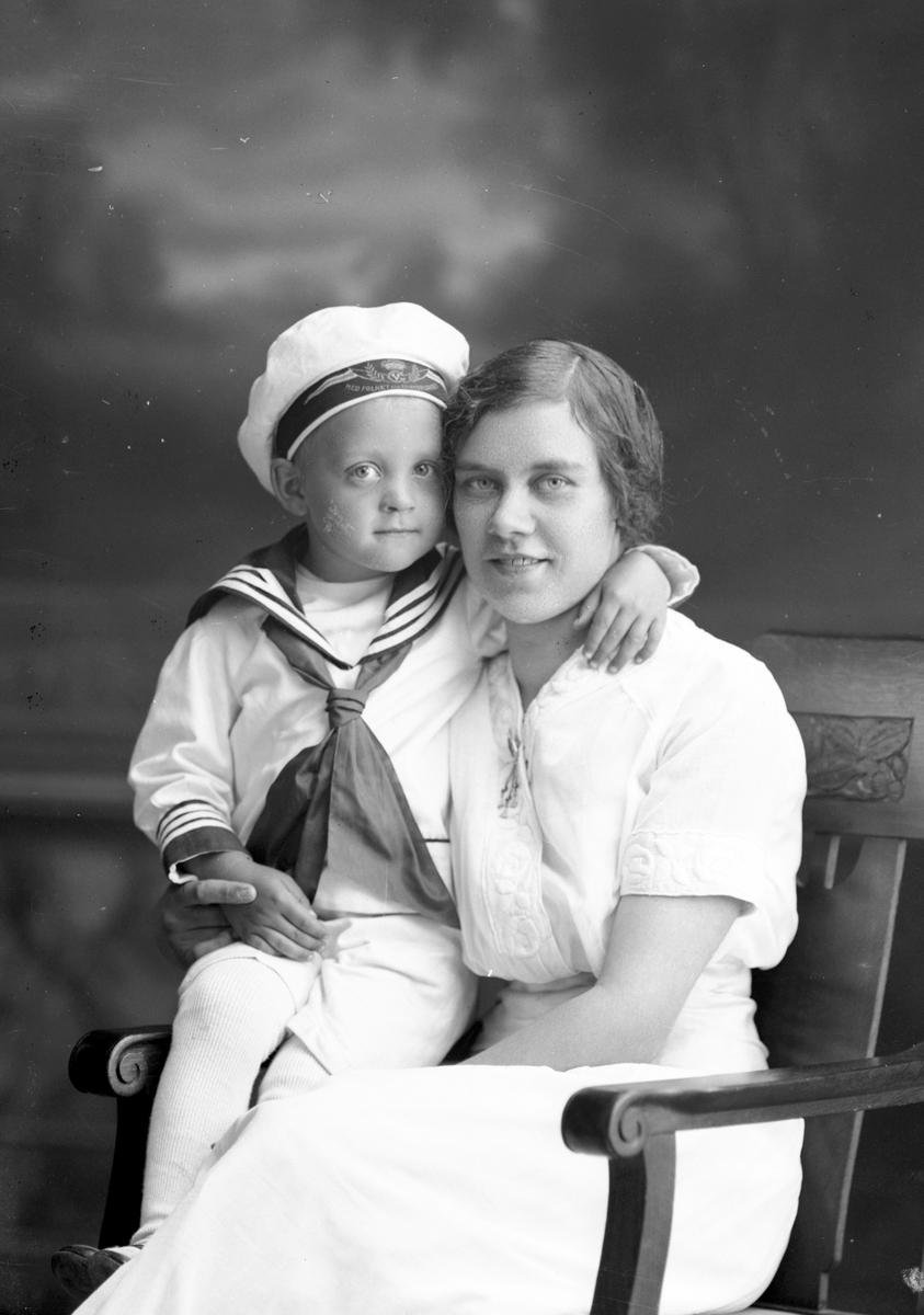 Fru Olsson med sonen Erik. Forsbacka Station