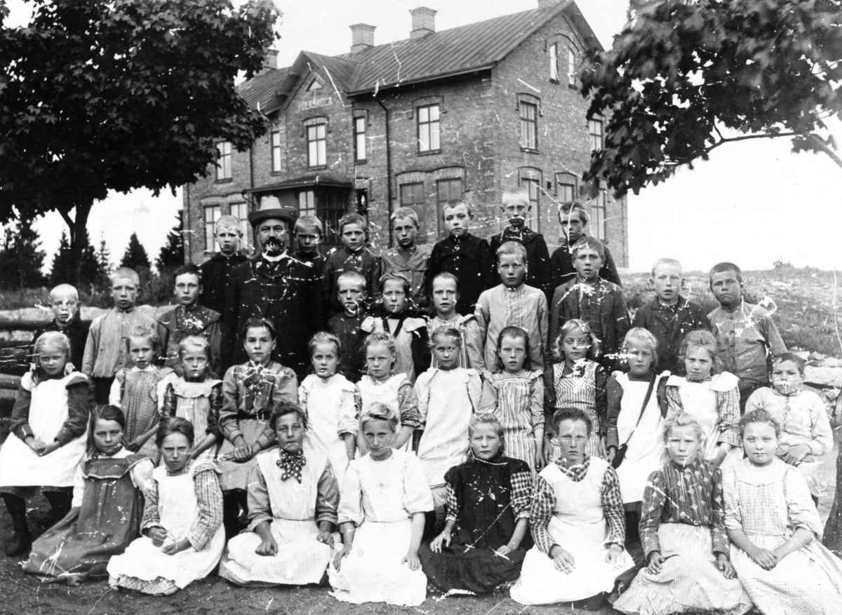 Bäck skola uppfördes 1908.
Denna bild förmodligen från 1908. Läraren heter Tigerström.