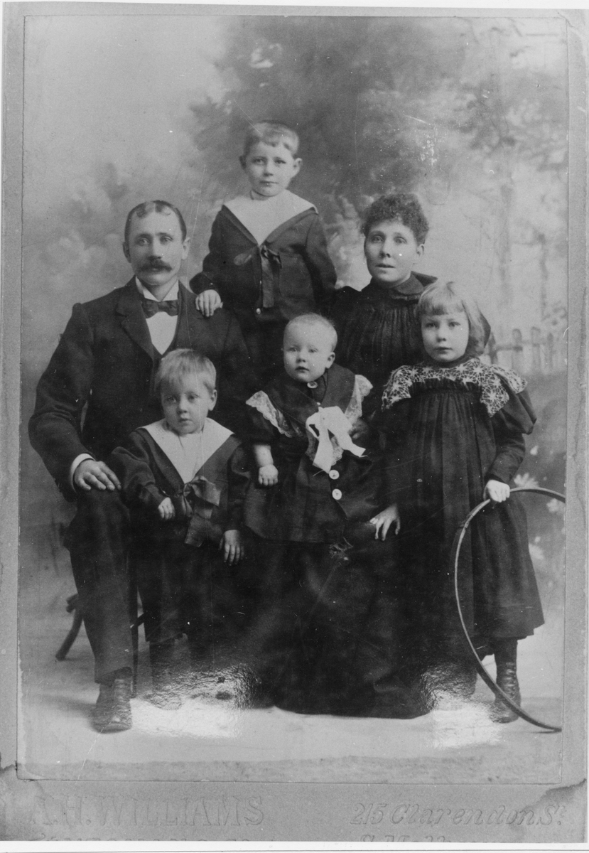 Johan Axel Hullander med familj. Foto på 1890-talet i ateljé i Melbourne, Australien. Hullander var född 1863 i Strömsbro och utvandrade till Australien på 1880-talet. Arbetade bl.a. vid gasverket i Mellbourne.