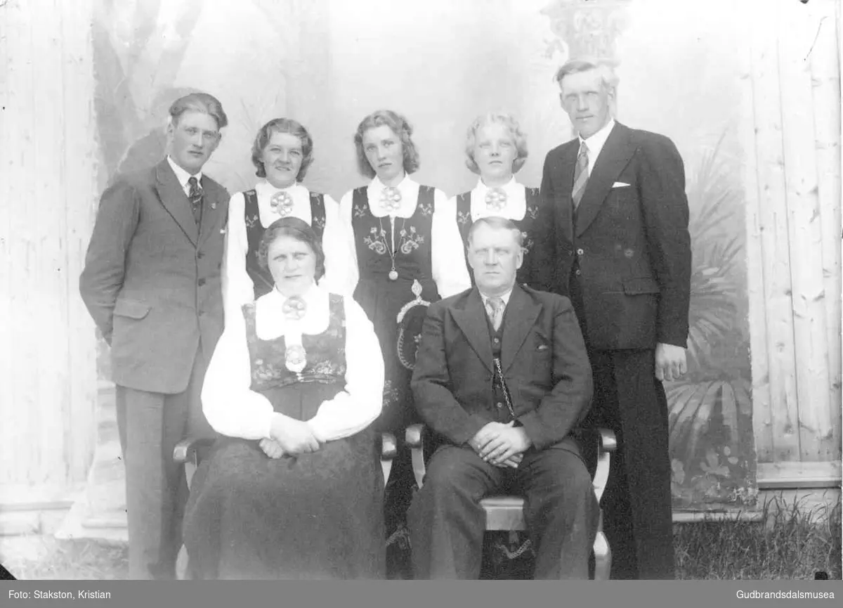 Willi Brimi (f. 1893) og Anna Brimi (f. Graffer 1893) med born.  
F.v.: Hans Brimi (f. 1917), Edel Brimi (f. 1921 g. Mo), Aslaug Brimi (f. 1925 g. Skjellen), Oddrun Brimi (f. 1923 g. Vestad), Harald Brimi (f. 1919)
