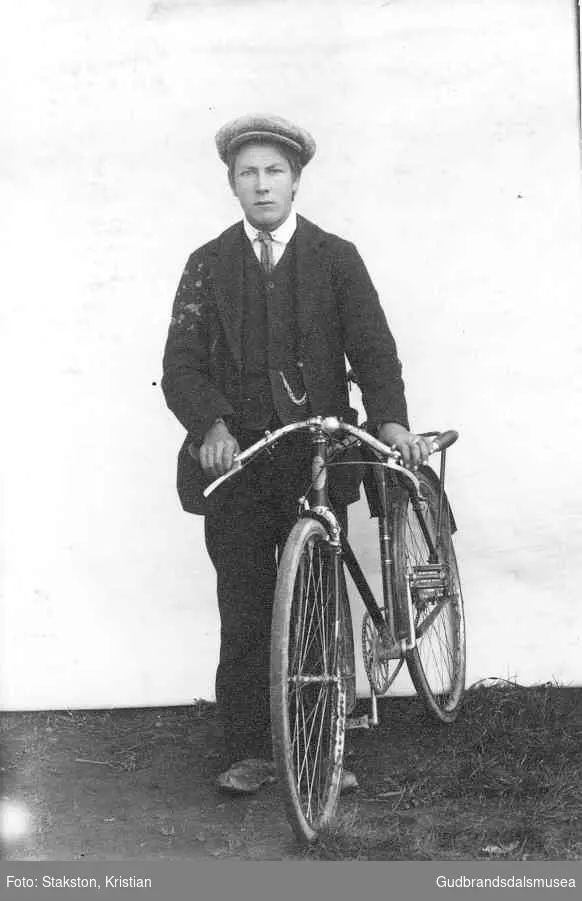 Ola Moastuen (f. 1894) med sykkel