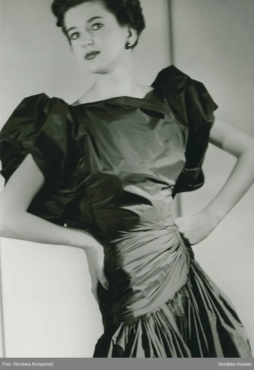 Modell i klänning med puffärmar av Madame Grès.