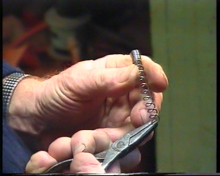 Garmann Holen lagar fiskestong. 
13.03.2000: Handtak, holkar
15.03.2000: Laging av bøylar. Surring, lukking.
Lengde: 00.00-35.07.