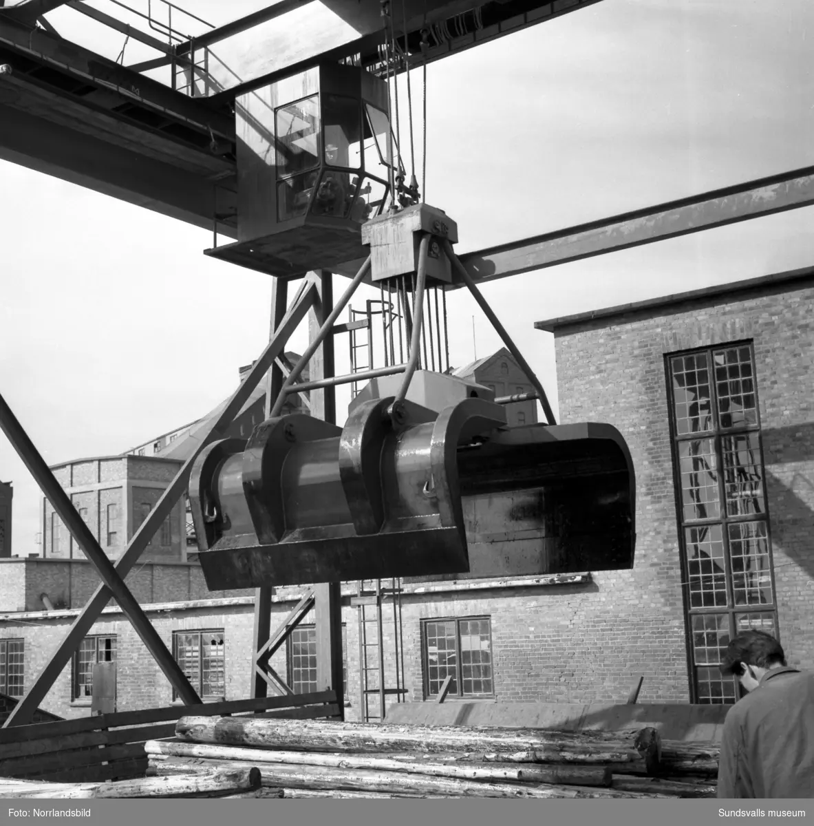 En gigantisk gripklo för timmerlastning vid sulfitfabriken i Fagervik. Fotograferat för Bergenströms mekaniska verkstad.