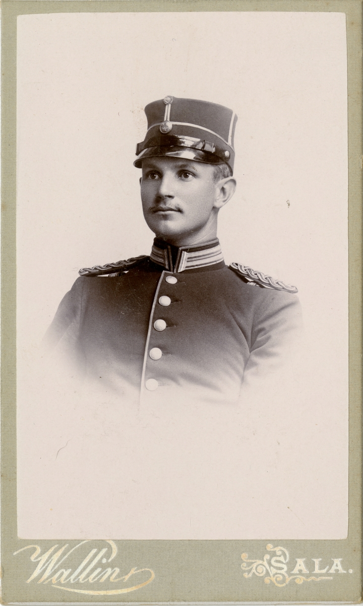 Porträtt av Sixten Knut Benjamin Axelsson Sparre, löjtnant vid Västmanlands regemente I 18.

Se även bild AMA.0008523, AMA.0009844 och AMA.0008560.