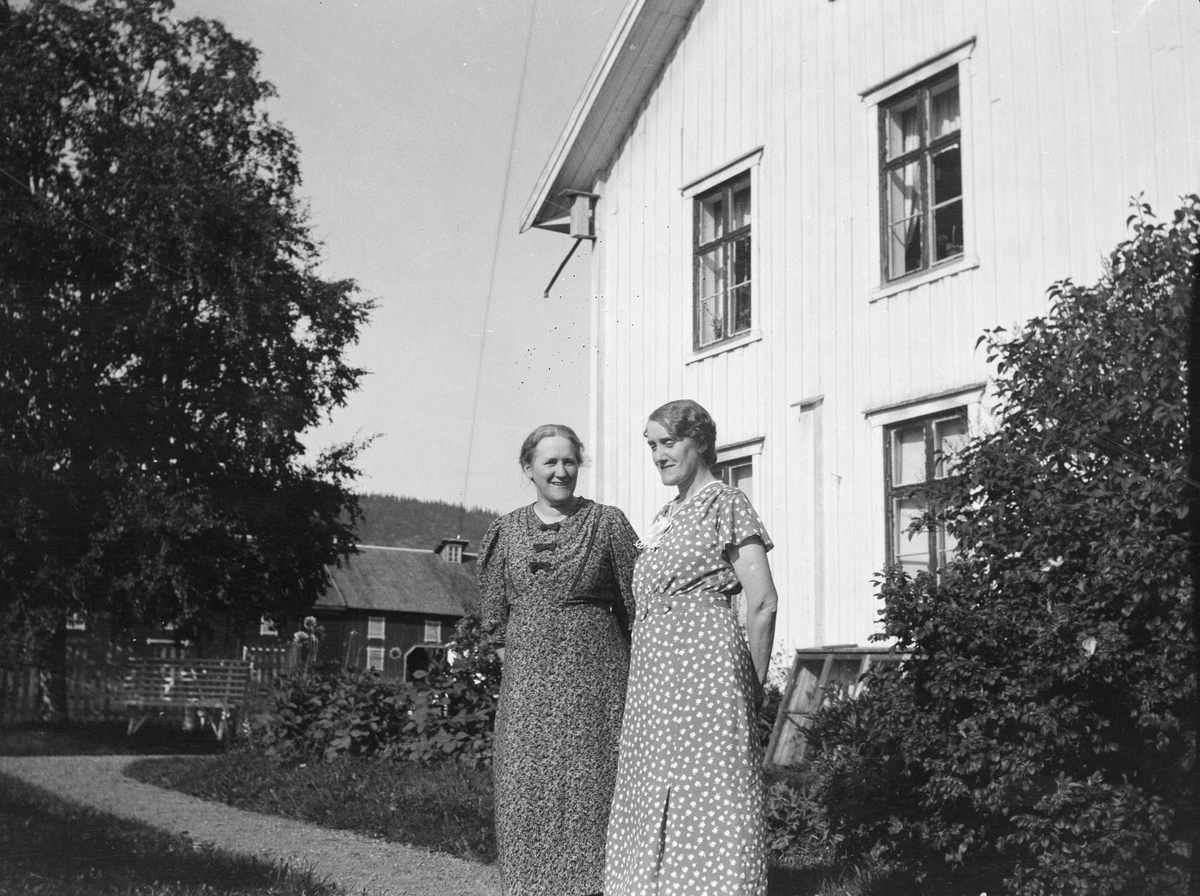 Søstrene Lena og Ingeborg Rustad.