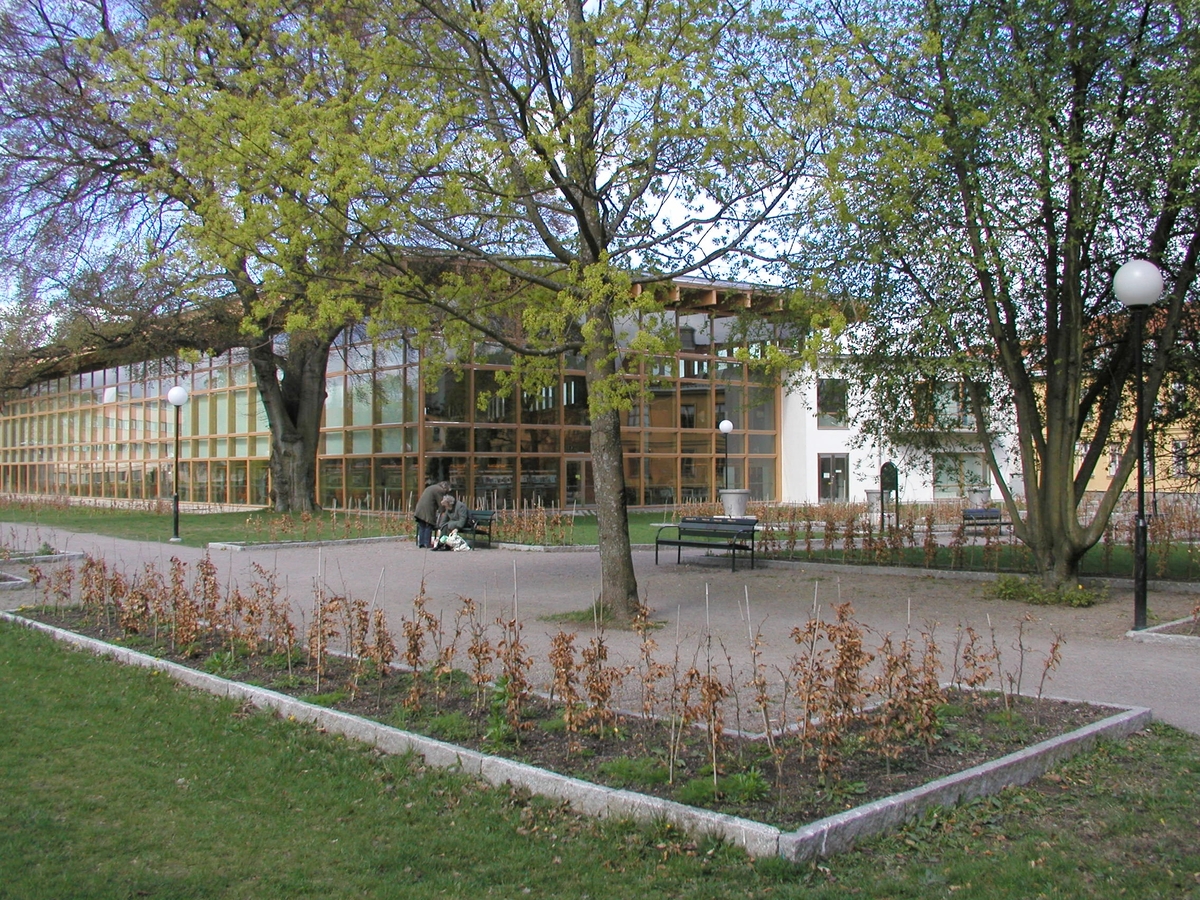 Exteriör av Stifts- och landsbiblioteket, sedd västerut från parken.
Arkitekten Johan Nyrén ritade förslaget Vända sida och invigningen var 2000-03-16. Byggnadens rena naturmaterial speglar ett ekologiskt tänkande. Under Arkitekturåret 2001 valdes biblioteket till Linköpings mest populära moderna byggnad.