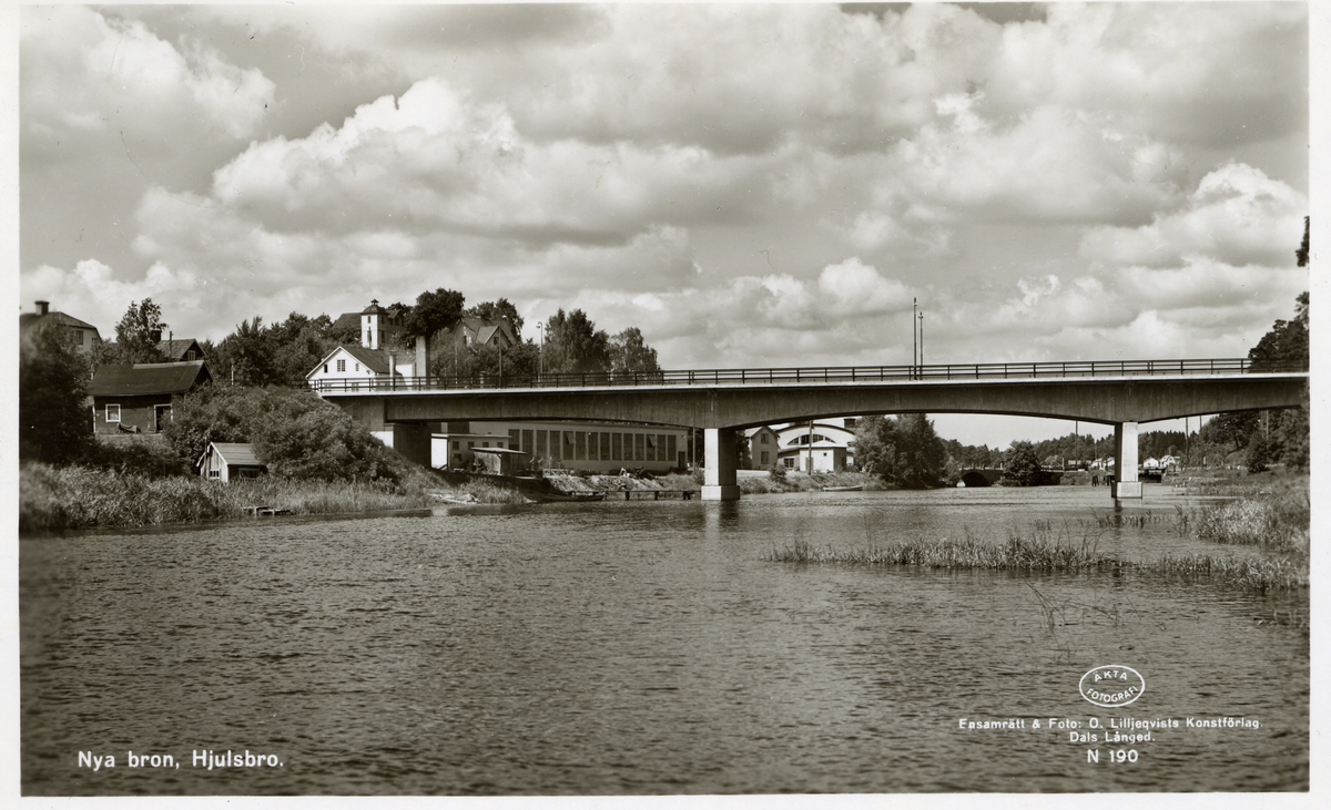 Nya bron, Hjulsbro. Bro. 
Sannolikt 1950-tal. Bron invigdes 12 dec. 1952.
Villan med torn, bland träden uppe till vänster, brann 1955.