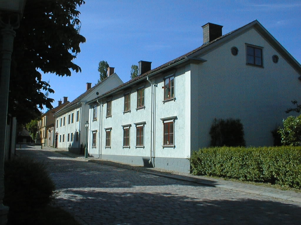 Skönfärgaregården: Huset flyttades till Gamla Linköping från Klostergatan 21. Byggnaden uppfördes på 1720-talet av skönfärgaren Christian Fischer. År 1796 uppges att byggnaden var faluröd och inrymde åtta rum i bottenvåningen. I gården kom färgare att bo och verka ända fram till 1826, dvs i över hundra år. År 1826 rustades gården och gav den då sitt nuvarande yttre med spritputs och fönsteröverstycken. I bottenvåningen finns takmålningar från byggnadstiden. De är sannolikt utförda av Anders Biörckman från Kalmar.