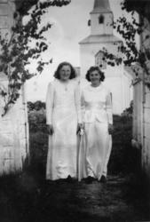 Konfirmantene Aud Iversen og Randi Heimtun, foran Tranøy kir