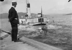 Skibladner ved Gjøvik brygge. Uniformert mann på brygga.