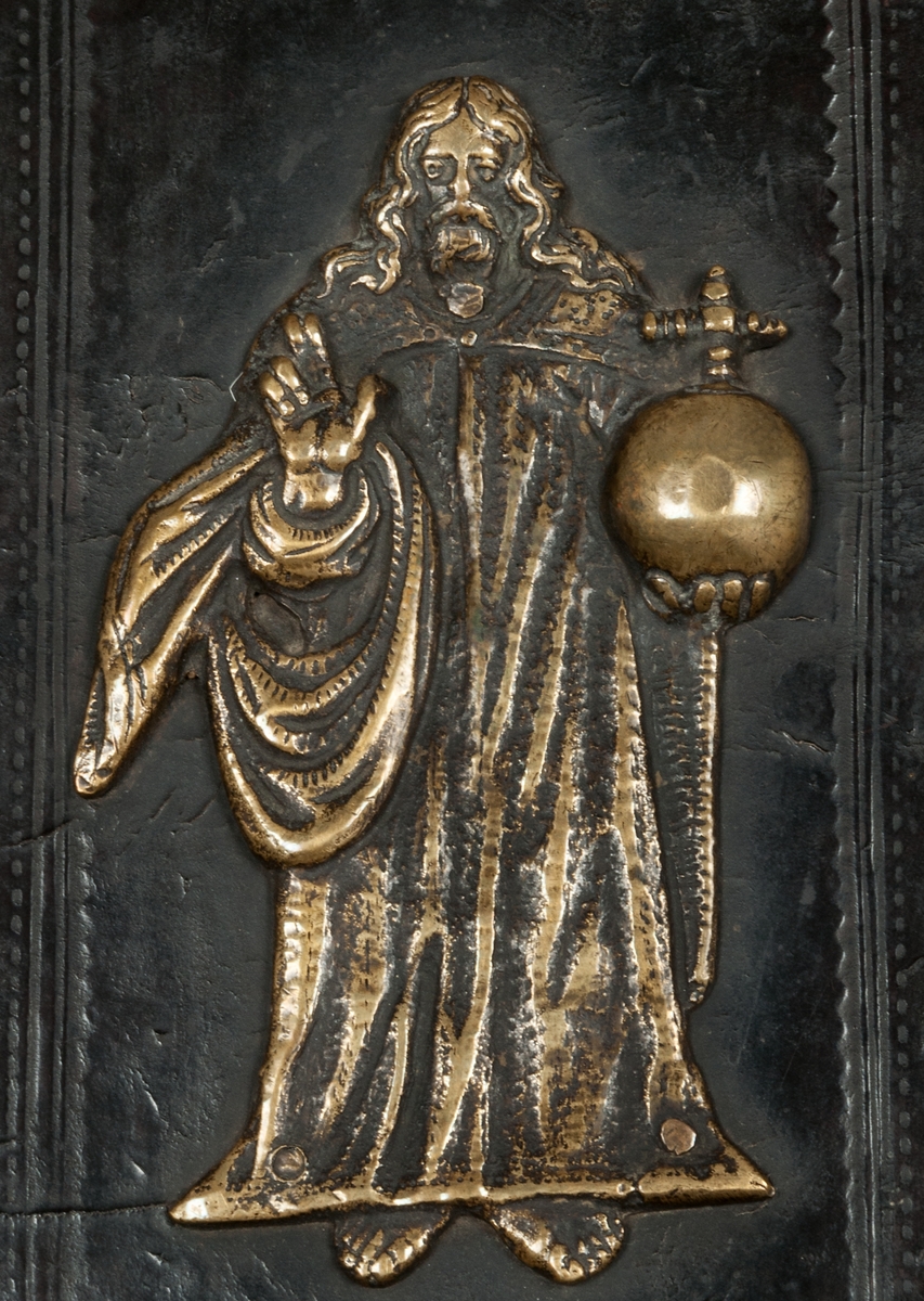 Bibel, Gustav II Adolfs bibel, tryckt i Stockholm 1618. Läderklädda träpärmar, bronsbeslag: apostelbilder och Kristus med riksäpple i mitten. Gästrikland.