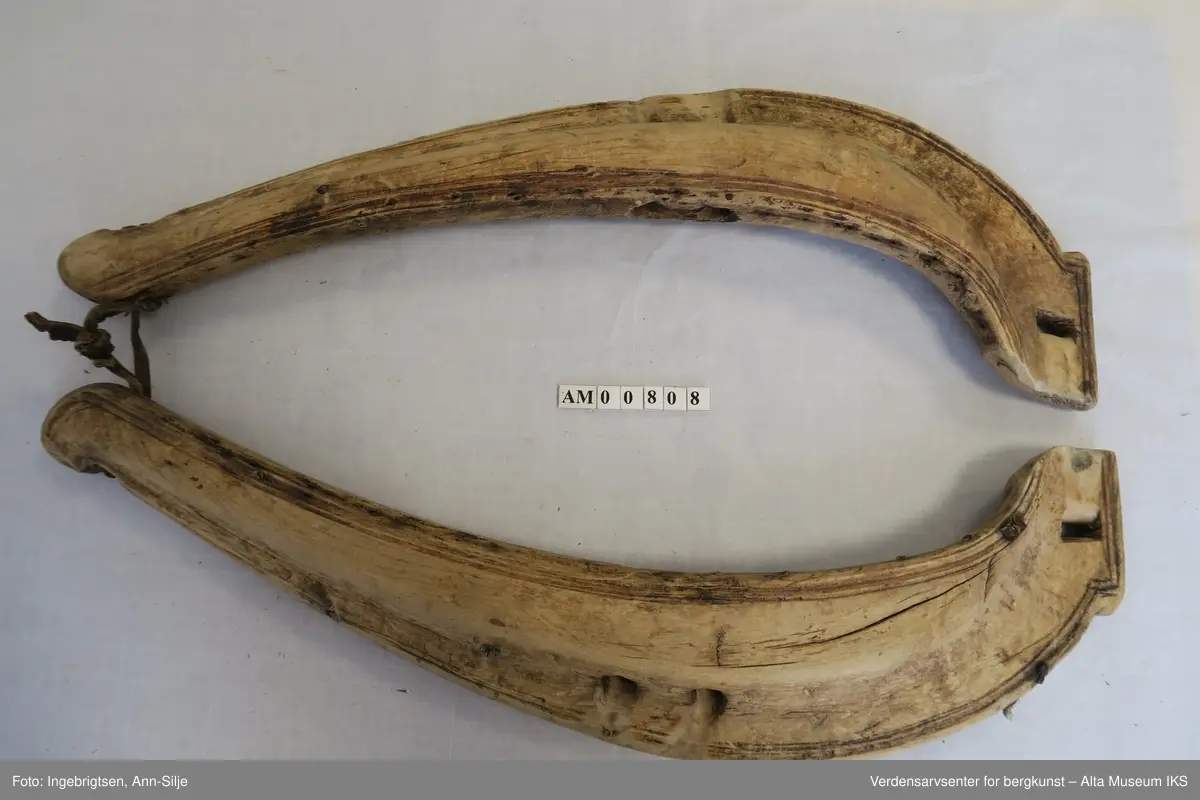 Bogtre, eller treklave, for okse. To avlange trestykker som er flat og buet i tykkeste ende. Midt på bogtreene er det to hull på langs til å tre seletøy gjennom. Bogtreene er knyttet sammen av lærreim øverst. I den nedre avslutningen er den firkantet med hull midt i. Langs kantene på begge trestykkenes fremside er det risset inn dekorlinjer.