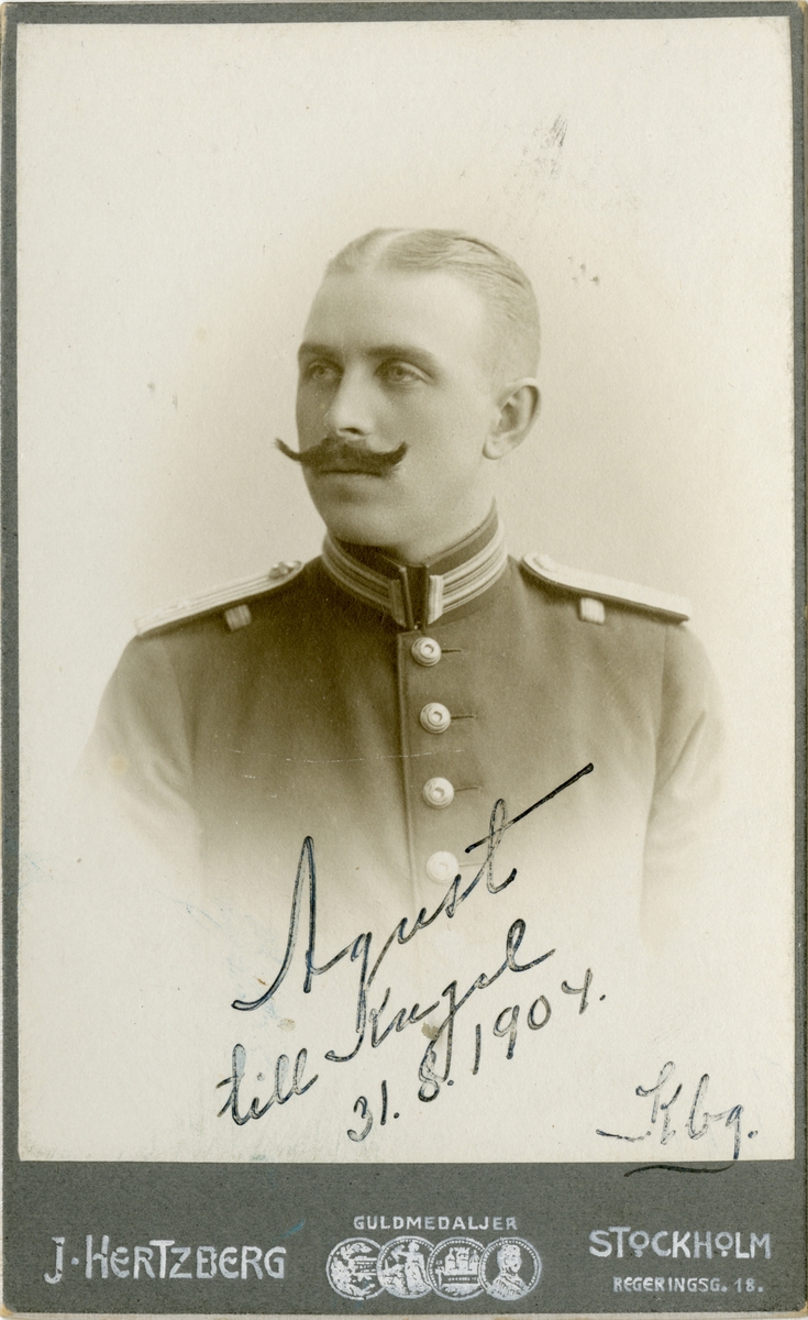 Porträtt av Gustaf August Emanuel Bergh, löjtnant vid Kronobergs regemente I 11.
Se även AMA.0007118.