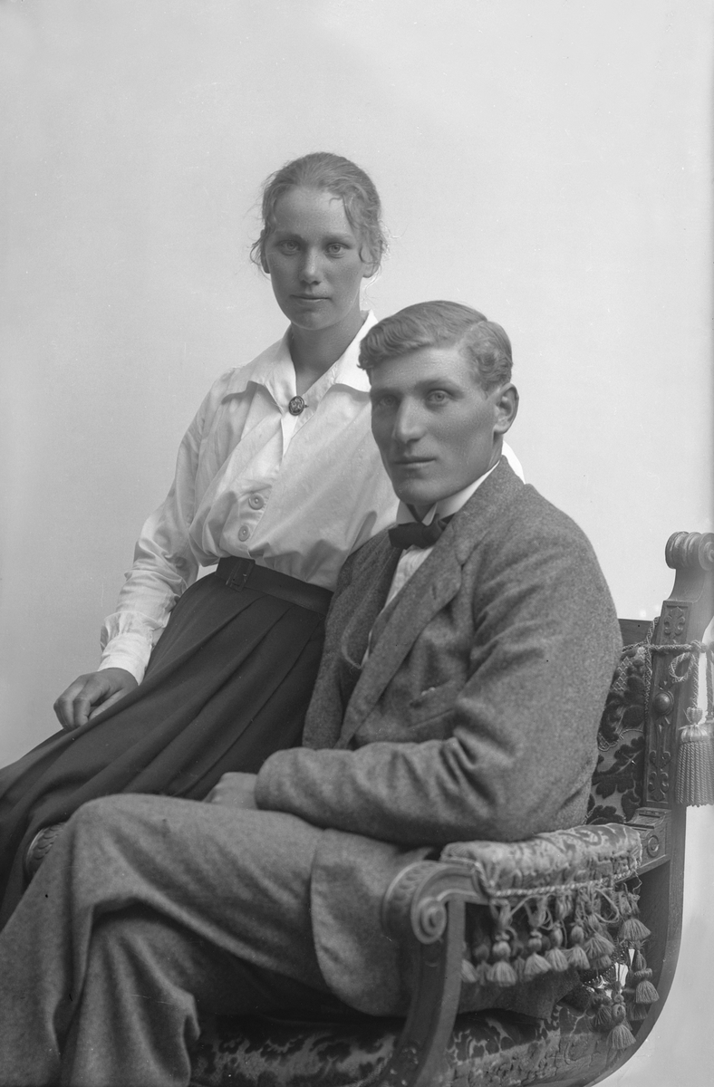 Porträtt från fotografen Maria Teschs ateljé i Linköping. 1910-tal, ev. 1912. Beställare: Axel Anderson. "Ö. gård Björsäter" Man och kvinna, ett par.