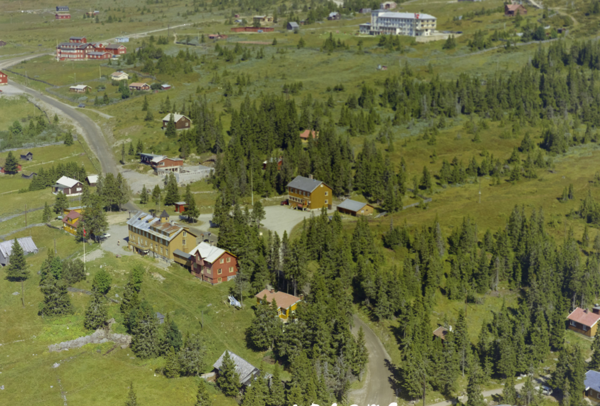 Lillehammer, Nordseter. Fremst er Nordseter turistheim med tårn, også kalt Nilsen hotell, mens det mindre brune rett bak er Fjellrast, Neverfjell Hotell i bakgrunnen til høyre og Lillehammer Fjellstue eller Nordseter Fjellstue helt bakerst til venstre.